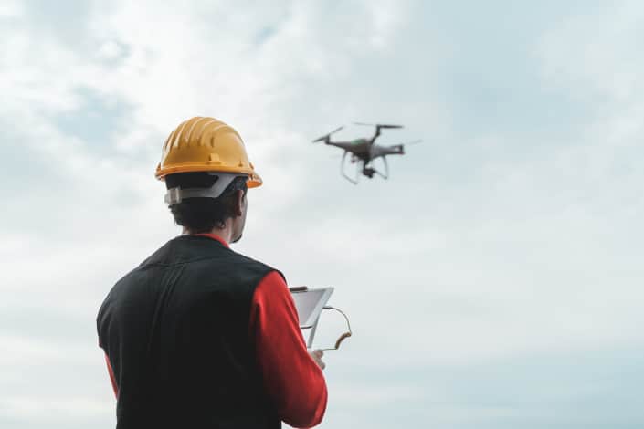 Ingeniero supervisando una obra con un dron - Technolo